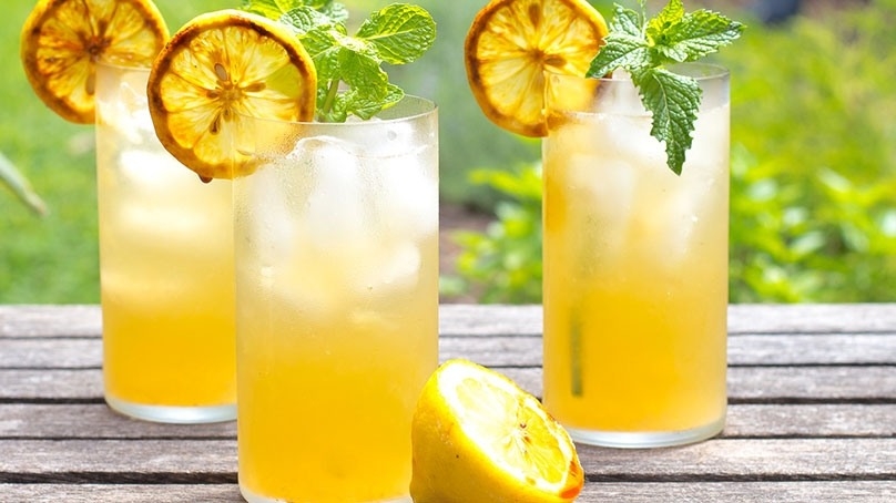 Brown Sugar Grilled Lemonade garnished with a grilled Lemon slice