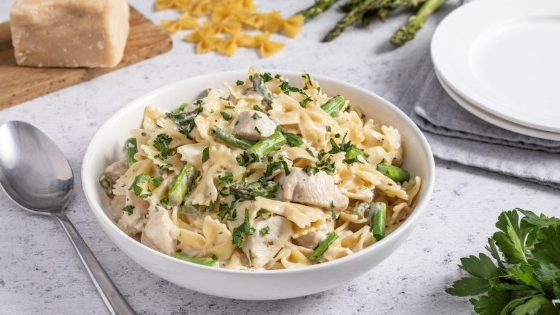 Cheesy Chicken and Asparagus Pasta