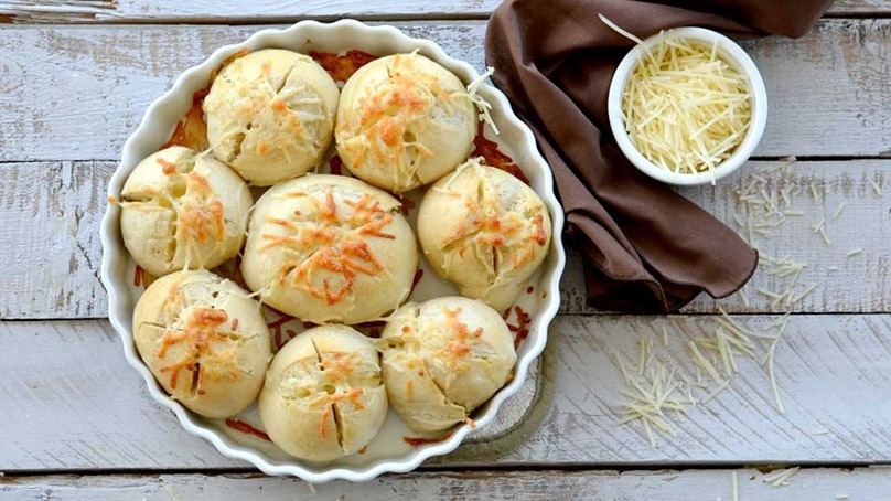 Easy Parmesan Garlic Dinner Rolls