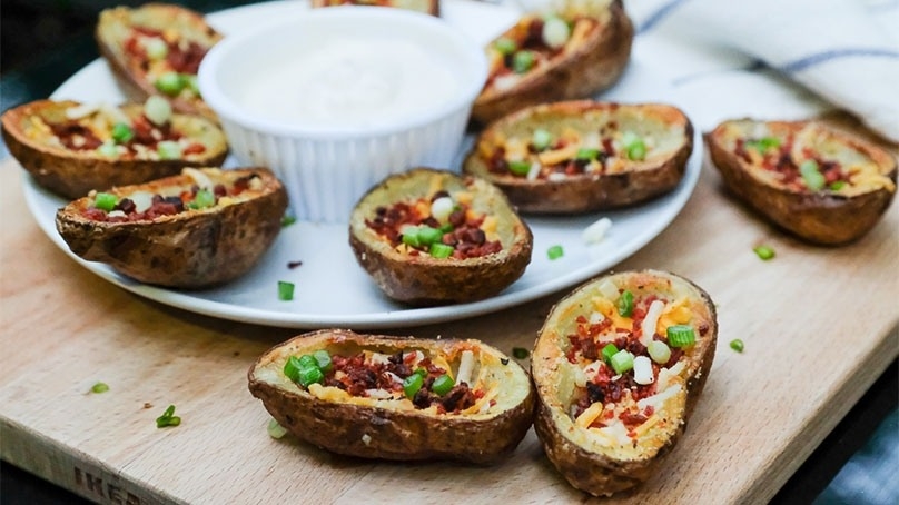 Grilled Potato Wedges, chive, sour cream, plate, cutting board, napkin